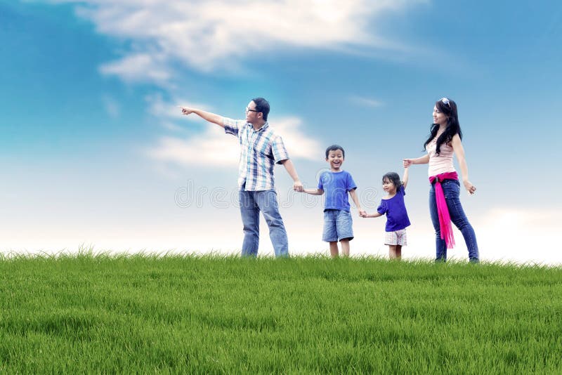 Famiglia asiatica che ha divertimento esterno fotografie stock Famiglia asiatica che ha divertimento esterno fotografie stock