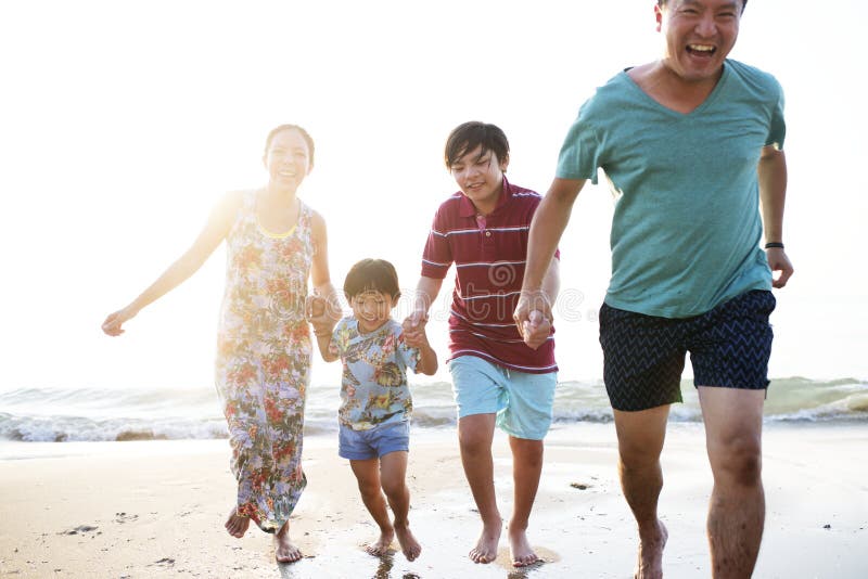 Famiglia asiatica che si diverte alla spiaggia fotografia stock libera da diritti Famiglia asiatica che si diverte alla spiaggia fotografia stock libera da diritti