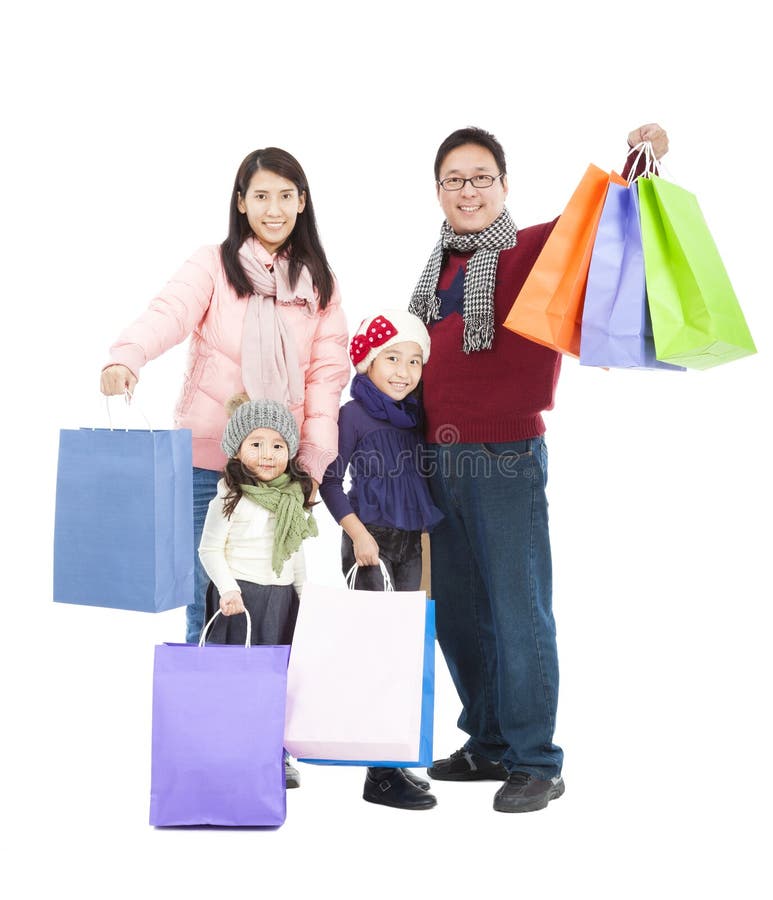 Famiglia asiatica felice con il sacchetto di acquisto fotografia stock libera da diritti Famiglia asiatica felice con il sacchetto di acquisto fotografia stock libera da diritti