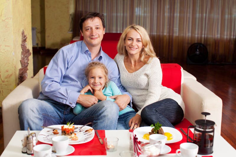 Famiglia in caffè fotografia stock libera da diritti Famiglia in caffè fotografia stock libera da diritti