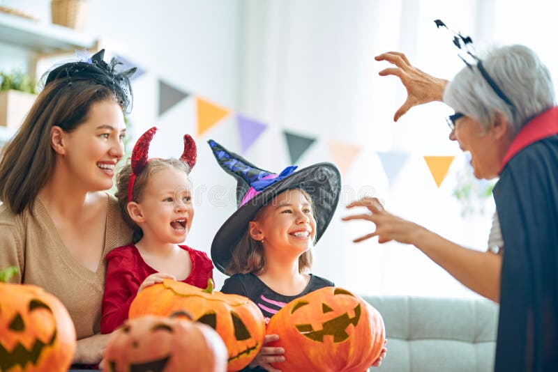 Famiglia che celebra Halloween fotografie stock libere da diritti Famiglia che celebra Halloween fotografie stock libere da diritti