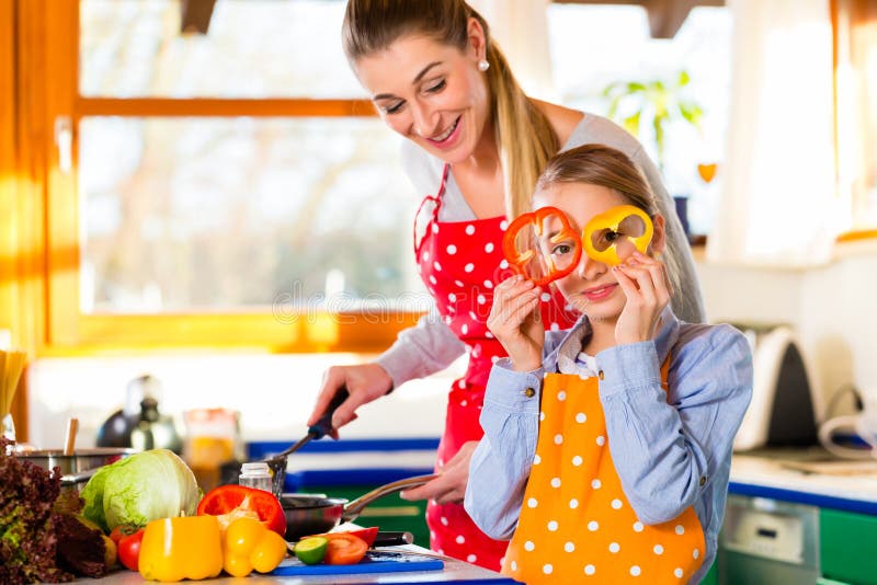 Famiglia che cucina alimento sano con divertimento fotografia stock libera da diritti Famiglia che cucina alimento sano con divertimento fotografia stock libera da diritti