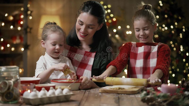 Famiglia che cucina i biscotti di Natale video d archivio
