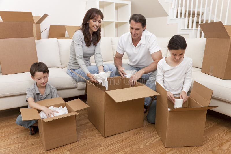 Famiglia che disimballa le caselle che spostano Camera fotografia stock Famiglia che disimballa le caselle che spostano Camera fotografia stock
