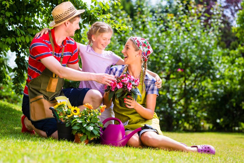 Famiglia che fa il giardinaggio e che si diverte fotografie stock libere da diritti Famiglia che fa il giardinaggio e che si diverte fotografie stock libere da diritti