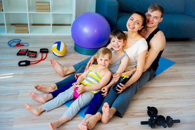 Famiglia che fa insieme gli sport fotografie stock Famiglia che fa insieme gli sport fotografie stock