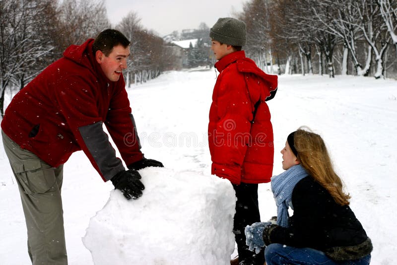 Famiglia che fa pupazzo di neve Famiglia che fa pupazzo di neve