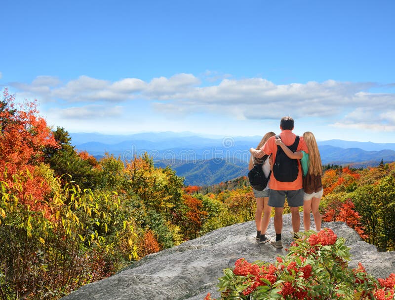 Famiglia che fa un'escursione sulla vacanza in montagne di autunno