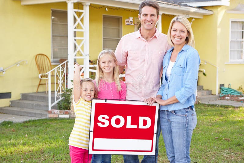 Famiglia che fa una pausa segno venduto fuori della casa immagine stock libera da diritti Famiglia che fa una pausa segno venduto fuori della casa immagine stock libera da diritti