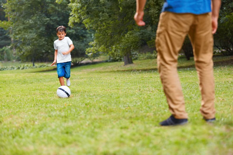 Famiglia che gioca gioco del calcio Padre e figlio che hanno divertimento immagine stock Famiglia che gioca gioco del calcio Padre e figlio che hanno divertimento immagine stock