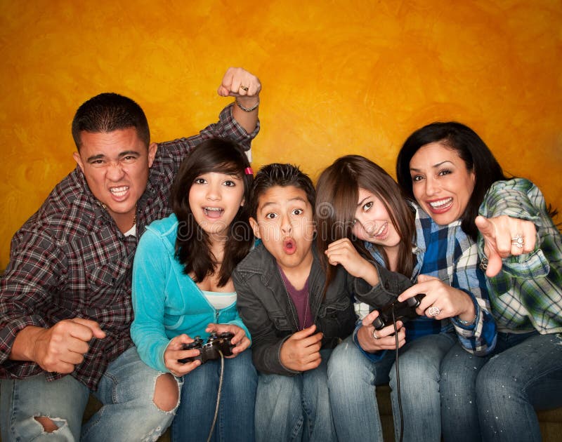 Famiglia che gioca un video gioco fotografie stock libere da diritti Famiglia che gioca un video gioco fotografie stock libere da diritti