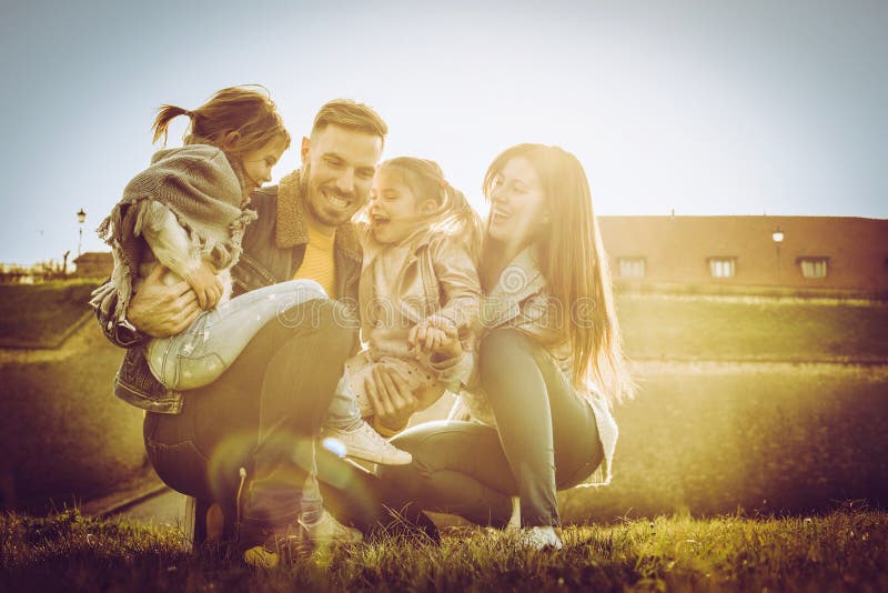 Famiglia che gode insieme in natura immagine stock Famiglia che gode insieme in natura immagine stock