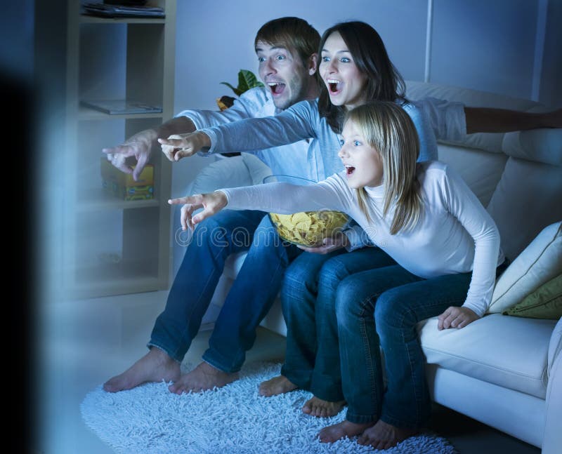 Famiglia che guarda TV fotografie stock libere da diritti Famiglia che guarda TV fotografie stock libere da diritti