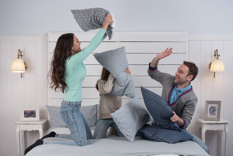 Famiglia che ha lotta di cuscino fotografie stock libere da diritti Famiglia che ha lotta di cuscino fotografie stock libere da diritti