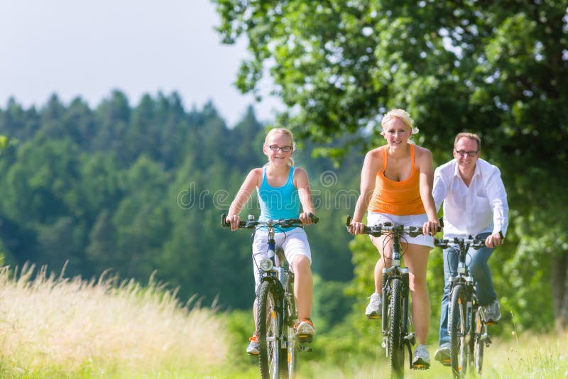 Famiglia che ha percorso in bicicletta di fine settimana all'aperto