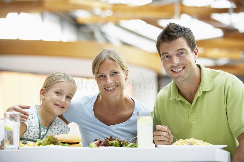 Famiglia che ha viale del pranzo insieme fotografia stock libera da diritti