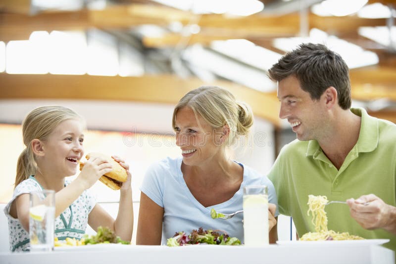 Famiglia che ha viale del pranzo insieme fotografie stock libere da diritti