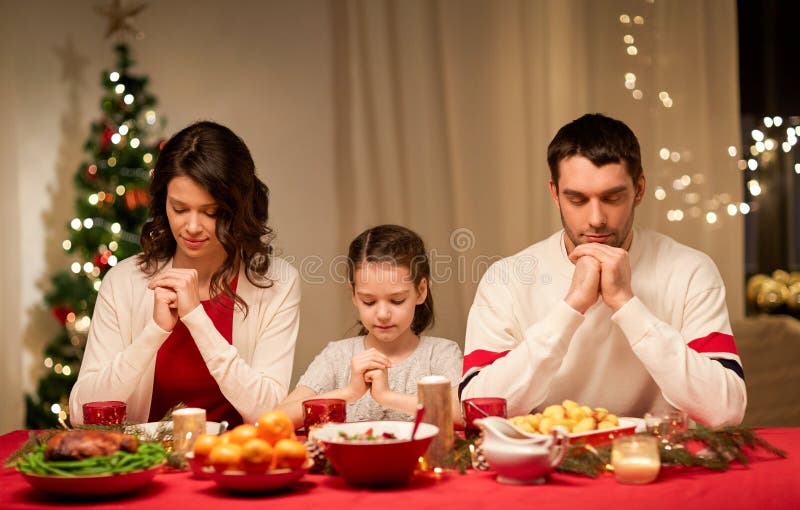 Pasti Di Natale.Famiglia Che Prega Prima Del Pasto Alla Cena Di Natale Fotografia Stock Immagine Di Riunione Domestico 127676400