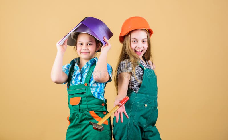 Famiglia che ritocca casa Processo di rinnovamento di controllo Casa di rinnovamento felice dei bambini Attivit? di miglioramento immagine stock libera da diritti Famiglia che ritocca casa Processo di rinnovamento di controllo Casa di rinnovamento felice dei bambini Attivit? di miglioramento immagine stock libera da diritti