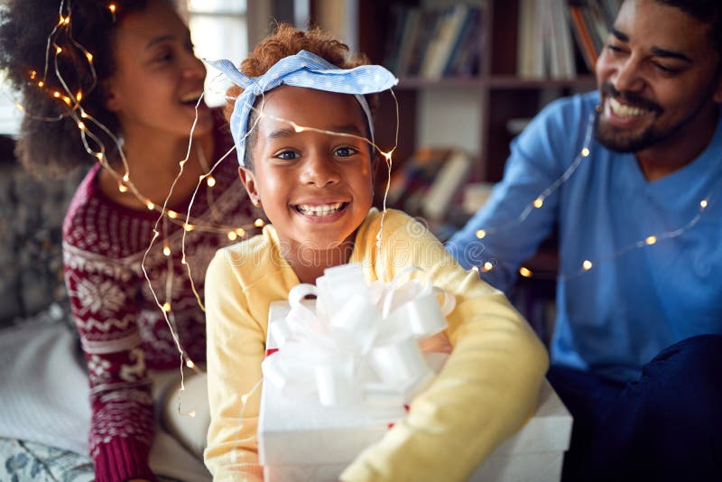 Famiglia che si gode le vacanze invernali La ragazza sorridente festeggia il Natale immagini stock libere da diritti Famiglia che si gode le vacanze invernali La ragazza sorridente festeggia il Natale immagini stock libere da diritti
