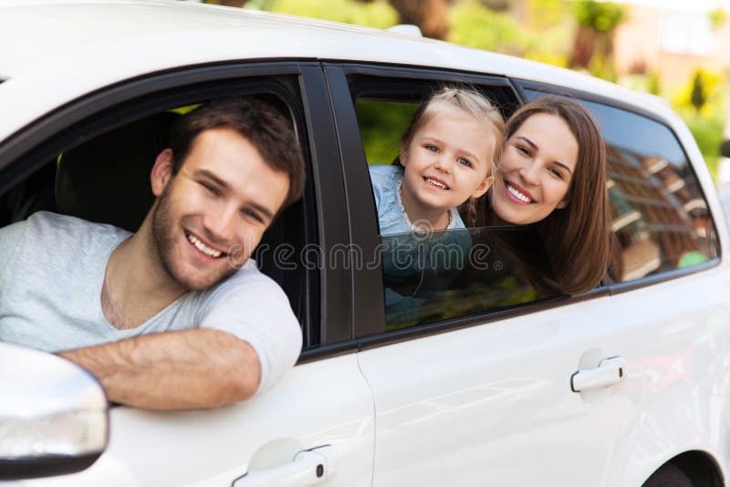 Famiglia che si siede nell'automobile che guarda fuori le finestre fotografie stock libere da diritti Famiglia che si siede nell'automobile che guarda fuori le finestre fotografie stock libere da diritti