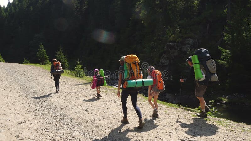 Famiglia con bambini in escursioni in montagna