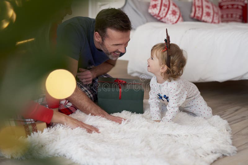 Famiglia con figli a Natale fotografia stock libera da diritti Famiglia con figli a Natale fotografia stock libera da diritti