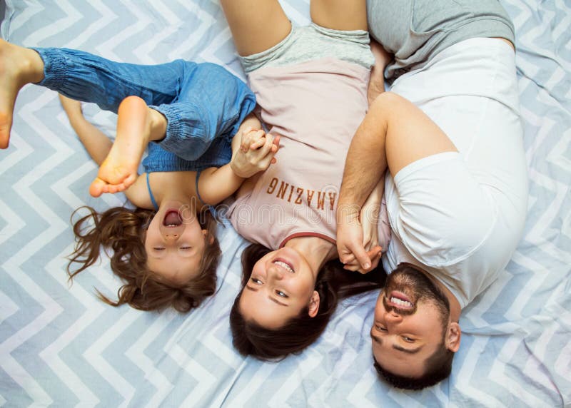 Famiglia con la figlia divertendosi a casa, il concetto di un felice immagine stock Famiglia con la figlia divertendosi a casa, il concetto di un felice immagine stock