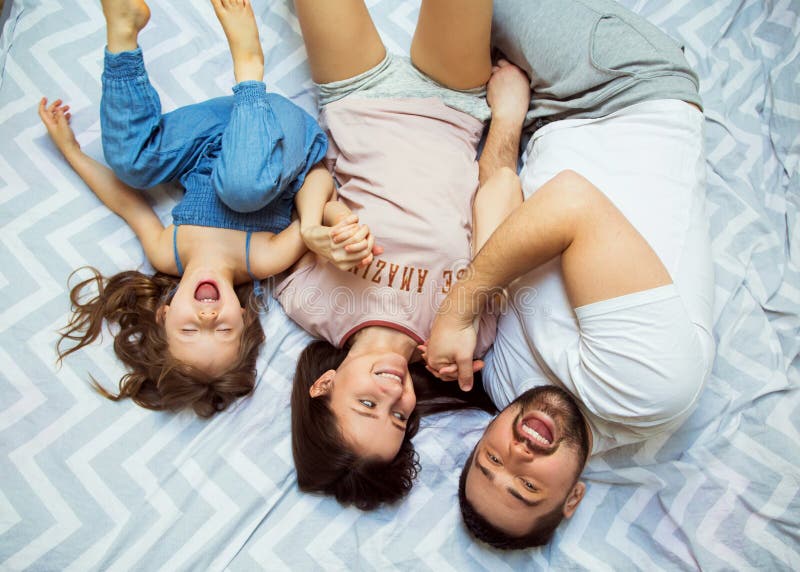 Famiglia con la figlia divertendosi a casa, il concetto di un felice fotografia stock Famiglia con la figlia divertendosi a casa, il concetto di un felice fotografia stock
