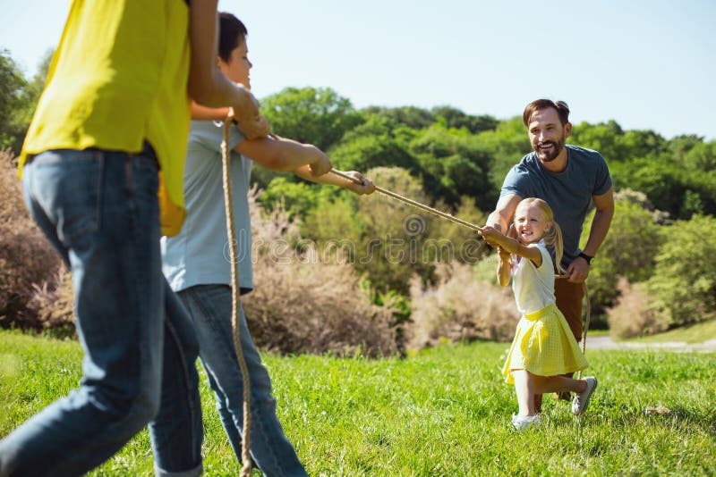 Famiglia contentissima che gioca nel parco immagini stock libere da diritti Famiglia contentissima che gioca nel parco immagini stock libere da diritti