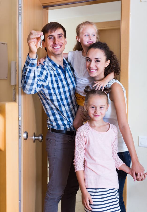 Famiglia del ceto medio in nuova casa fotografia stock Famiglia del ceto medio in nuova casa fotografia stock