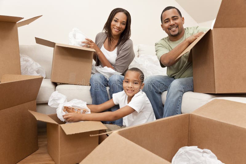 Famiglia dell'afroamericano con le caselle che si muovono a casa