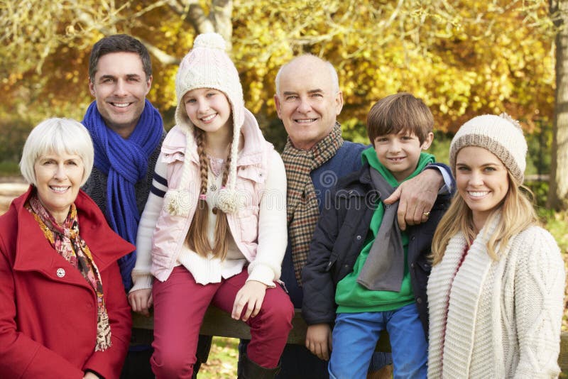 Famiglia della generazione di Multl dal recinto di legno On Autumn Walk immagini stock libere da diritti Famiglia della generazione di Multl dal recinto di legno On Autumn Walk immagini stock libere da diritti