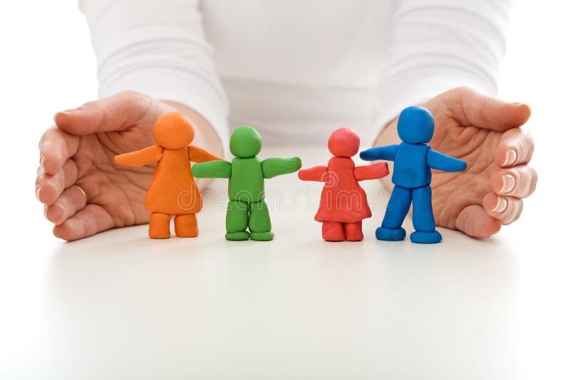Famiglia della gente dell'argilla protettiva dalle mani della donna immagine stock libera da diritti Famiglia della gente dell'argilla protettiva dalle mani della donna immagine stock libera da diritti