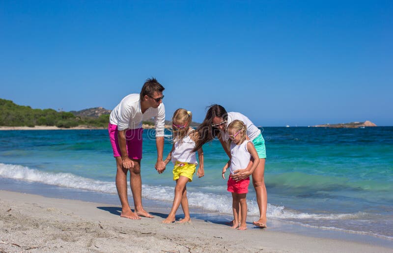Famiglia di quattro sulla vacanza della spiaggia in Italia immagine stock libera da diritti Famiglia di quattro sulla vacanza della spiaggia in Italia immagine stock libera da diritti