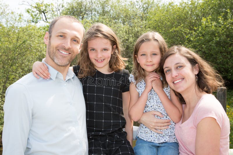 Famiglia di quattro sveglia all'aperto con la madre del padre e due figlie delle sorelle fotografia stock Famiglia di quattro sveglia all'aperto con la madre del padre e due figlie delle sorelle fotografia stock