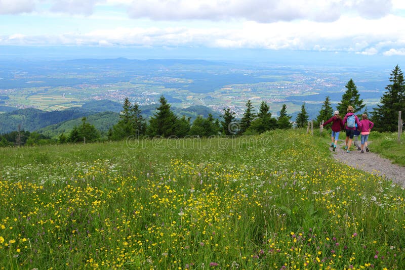 Famiglia felice che fa un'escursione vista panoramica di giorno immagini stock libere da diritti Famiglia felice che fa un'escursione vista panoramica di giorno immagini stock libere da diritti