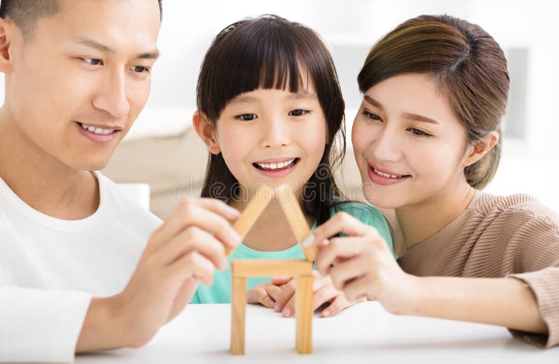 Famiglia felice che gioca con i blocchetti del giocattolo immagini stock libere da diritti Famiglia felice che gioca con i blocchetti del giocattolo immagini stock libere da diritti