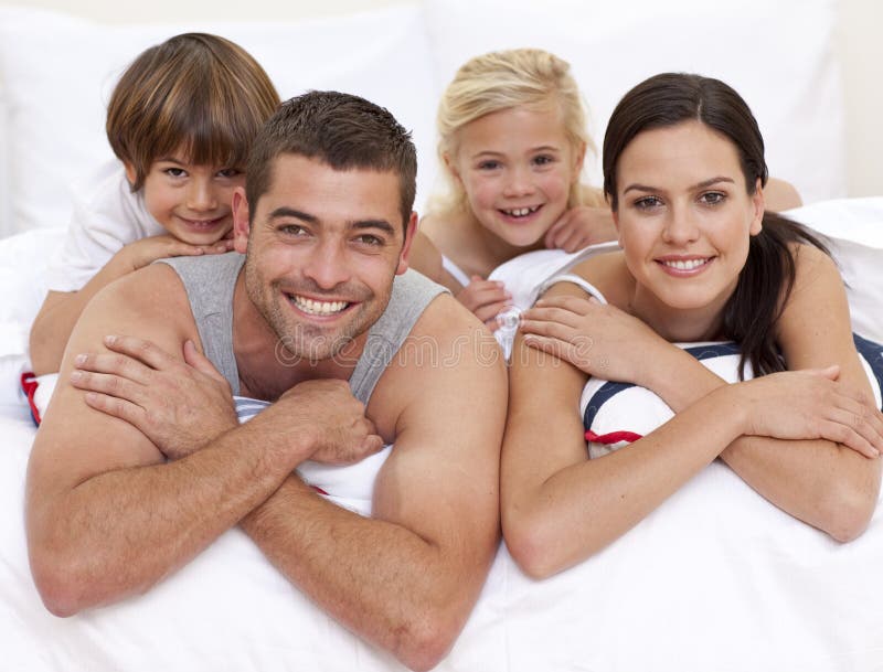 Famiglia felice che gioca nella base del genitore immagini stock libere da diritti Famiglia felice che gioca nella base del genitore immagini stock libere da diritti