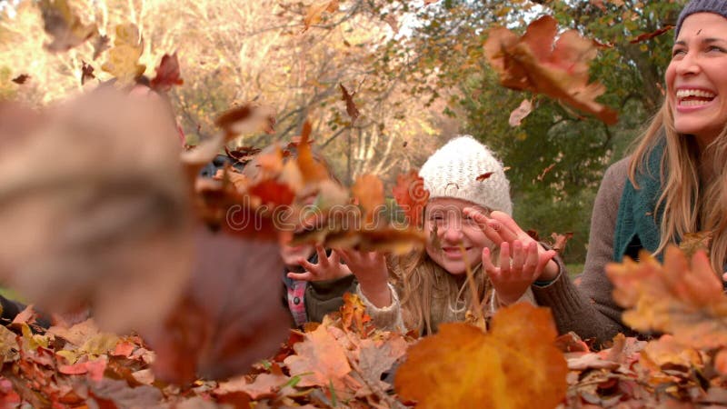 Famiglia felice che ha divertimento insieme