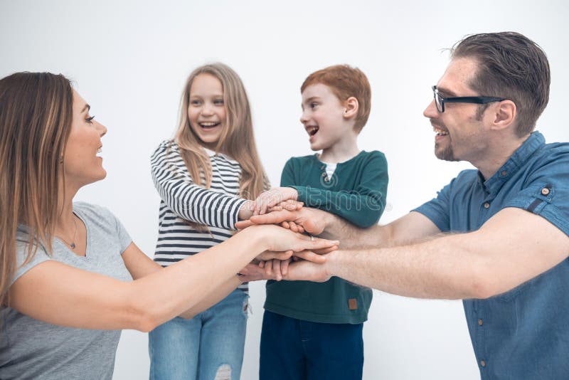 Famiglia felice che mostra la loro unità fotografie stock Famiglia felice che mostra la loro unità fotografie stock