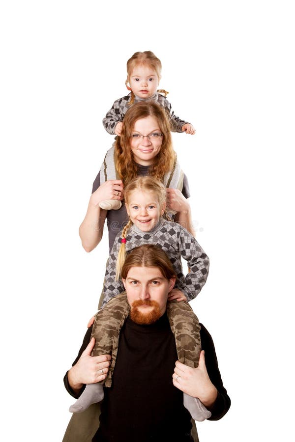 Famiglia felice che sorride e che forma una torre. immagine stock Famiglia felice che sorride e che forma una torre. immagine stock