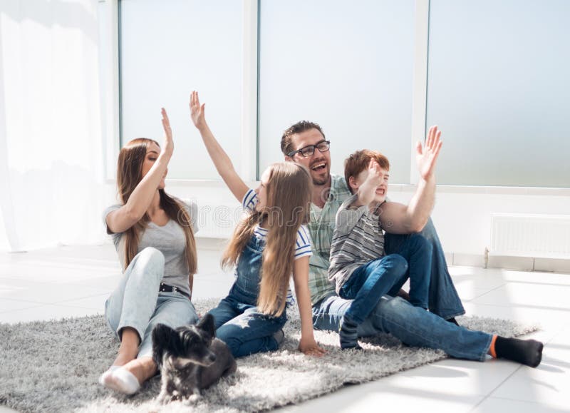 Famiglia felice con i bambini che si danno gli alti cinque fotografia stock Famiglia felice con i bambini che si danno gli alti cinque fotografia stock