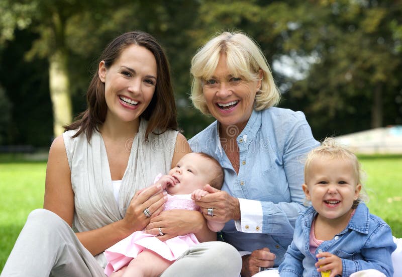Famiglia felice con la madre, i bambini e la nonna immagini stock Famiglia felice con la madre, i bambini e la nonna immagini stock