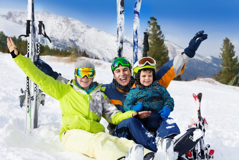 Famiglia felice con le mani su su neve dopo lo sci fotografia stock libera da diritti Famiglia felice con le mani su su neve dopo lo sci fotografia stock libera da diritti