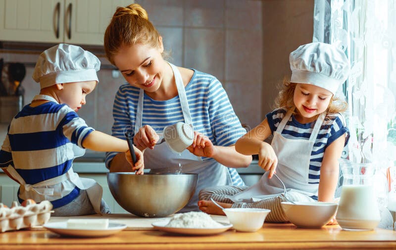 Famiglia felice in cucina madre e bambini che preparano pasta, sedere