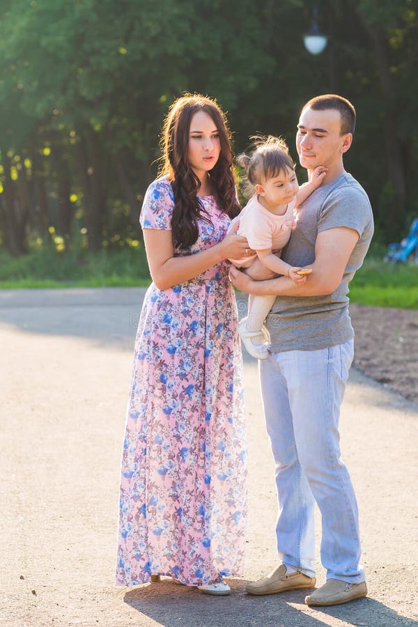 Famiglia felice della corsa Mixed che propone per un ritratto nella sosta fotografie stock Famiglia felice della corsa Mixed che propone per un ritratto nella sosta fotografie stock
