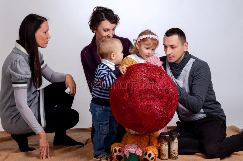 Famiglia felice Donne delle madri e bambini bambina e sittin dei ragazzi fotografia stock libera da diritti Famiglia felice Donne delle madri e bambini bambina e sittin dei ragazzi fotografia stock libera da diritti