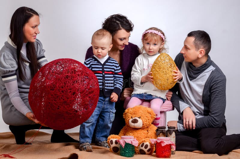 Famiglia felice Donne delle madri e bambini bambina e sittin dei ragazzi fotografia stock libera da diritti Famiglia felice Donne delle madri e bambini bambina e sittin dei ragazzi fotografia stock libera da diritti