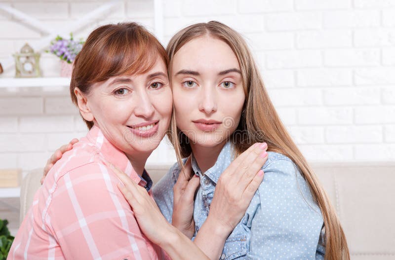 Famiglia felice Le macro donne affronta a casa il fondo Madre e figlia Giorno di madri E fotografie stock Famiglia felice Le macro donne affronta a casa il fondo Madre e figlia Giorno di madri E fotografie stock